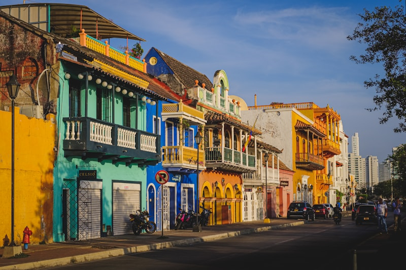 Ciudad amurallada con arquitectura colonial