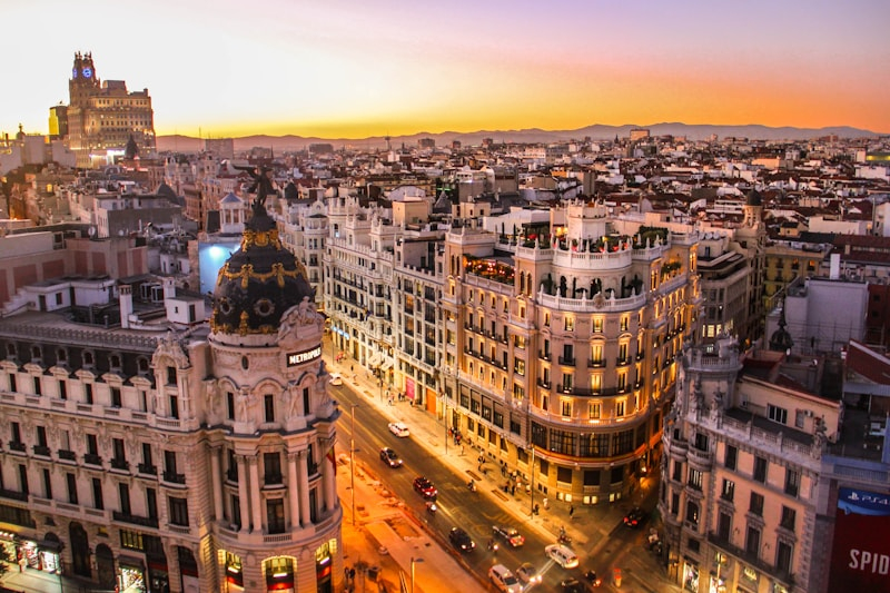 Avenida urbana con edificios historicos en Madrid